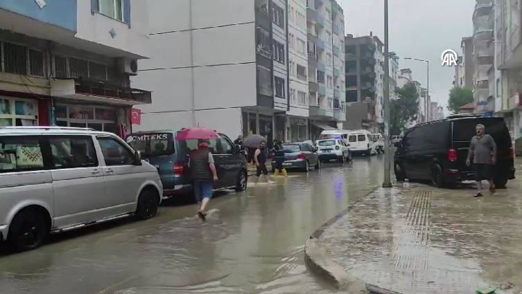 Fatsa’yı sağanak vurdu! Yollar göle döndü, iş yerleri ve araçlar sular altında kaldı 12